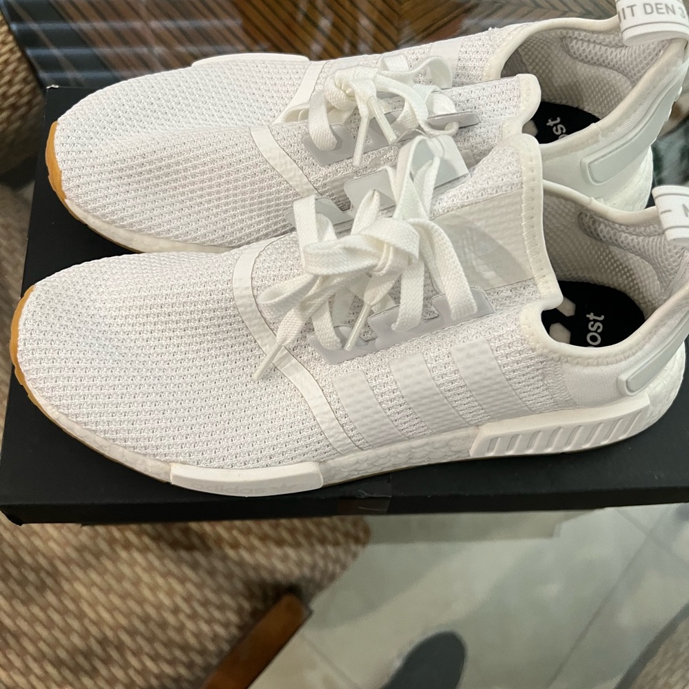 Adidas Men”s White Leather Sneaker Boost/3 Streifen Size 10 Brand New $100